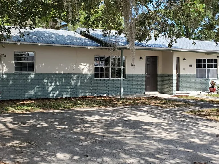 2578 Seneca Ave — Photo 11