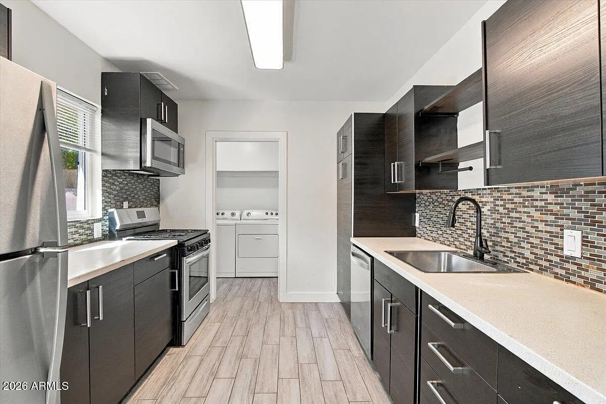 2 bed, 1.0 bath, 900 sqft, $1,395 — Photo 1