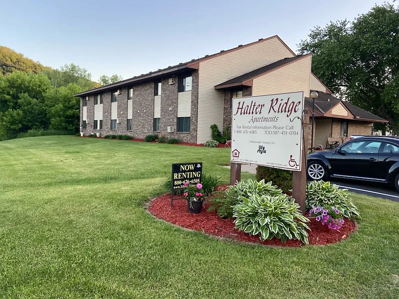 2 bed, 750 sqft, $1,016 — Photo 1