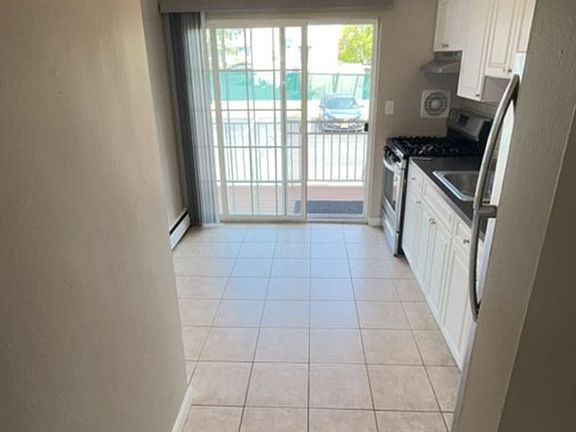 4th image of 303 Plainfield Ave APT B5