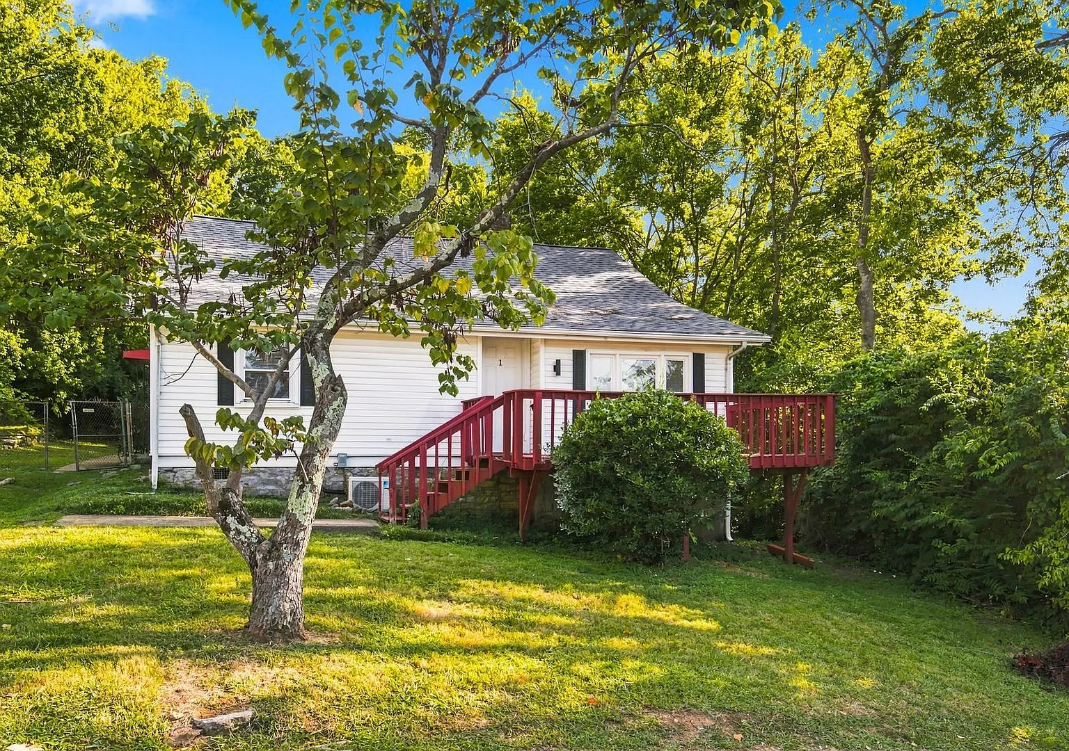 1 Bed/1 Bath Unit In Triplex Located In Desirable Nations Neighborhood! Available Now!! — Photo 3