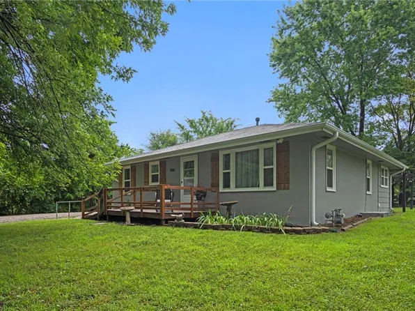 908 N 8th St, Lansing, KS 66043