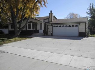 6505 W Essex Dr, Sioux Falls, SD 57106