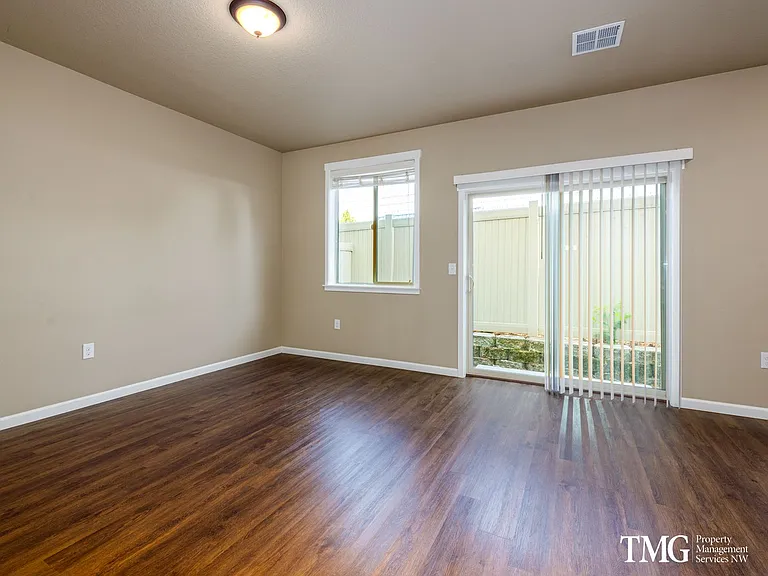 Maple Court — Photo 4