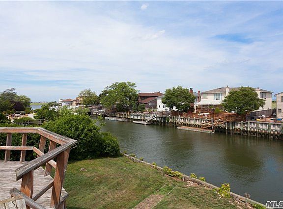 5th image of 270 Lagoon Dr W