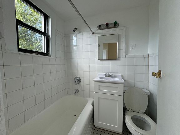 3rd image of 171 Stanhope St APT 1R