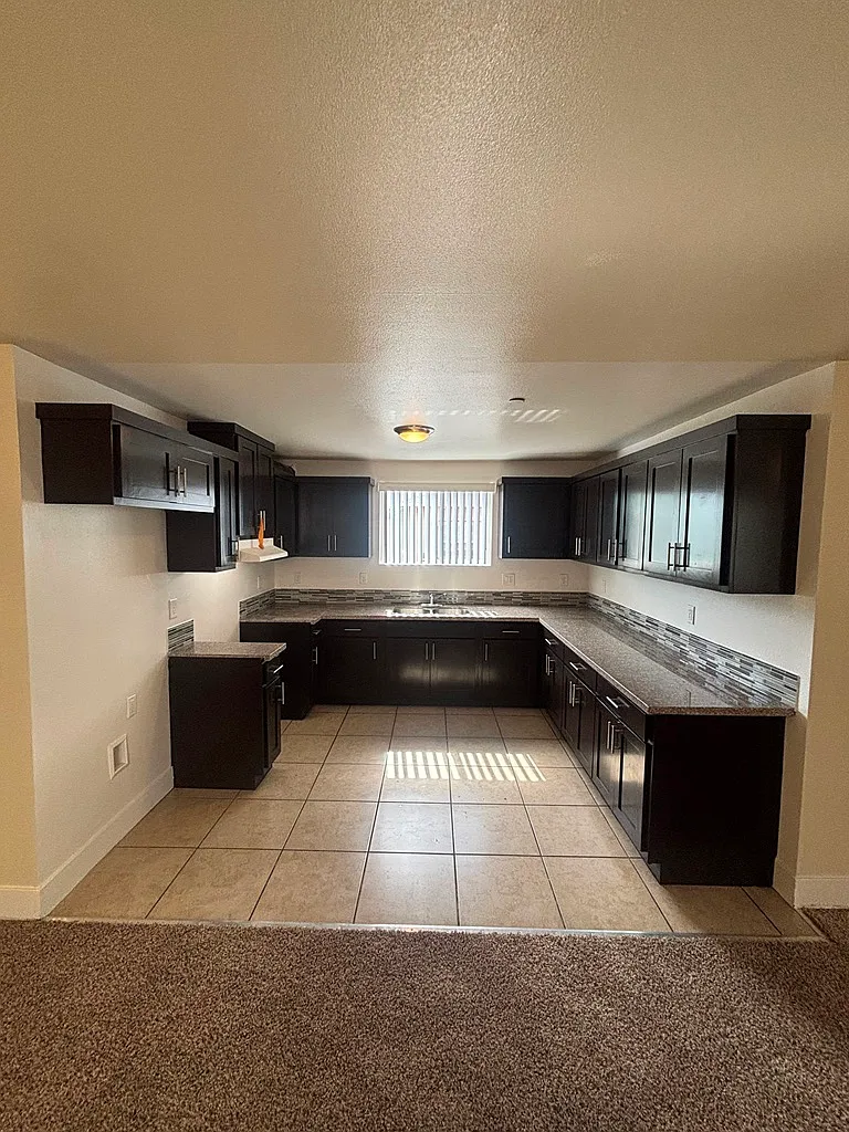 5 bed, 1702 sqft, $4,200 — Photo 3