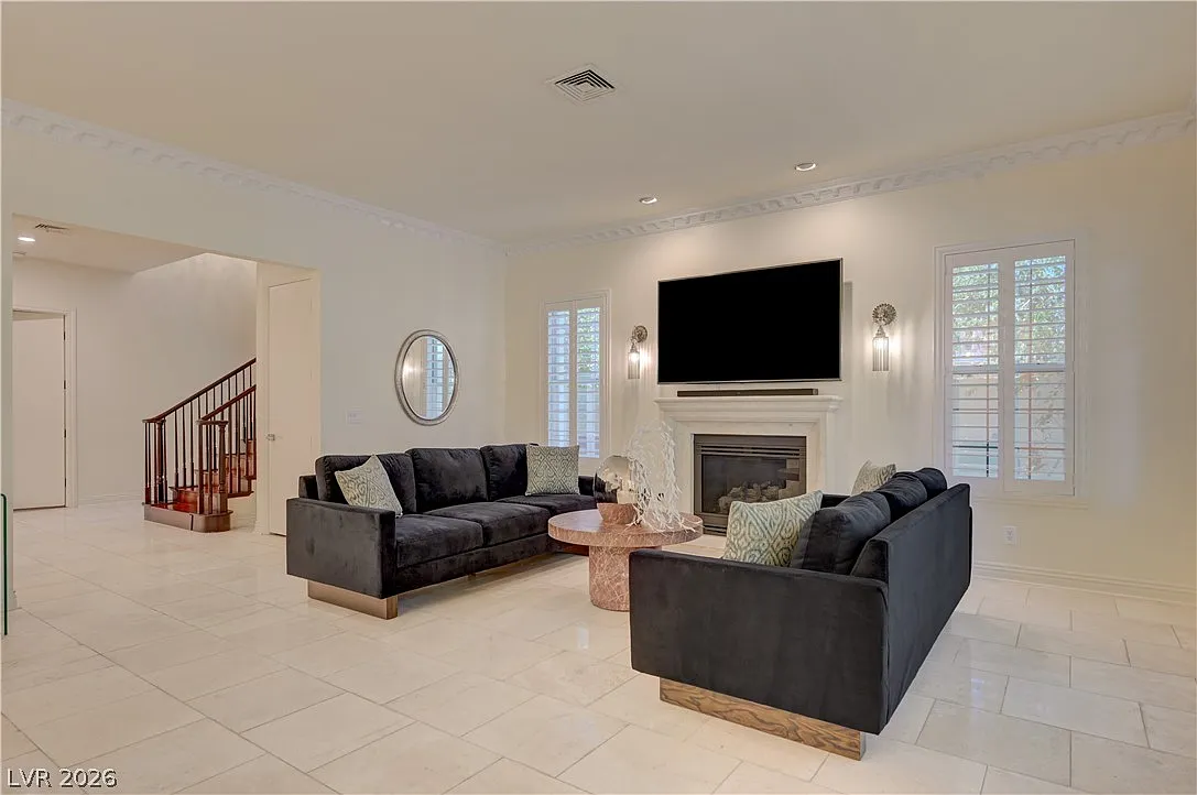 4 bed, 4.0 bath, 3008 sqft, $10,500 — Photo 2