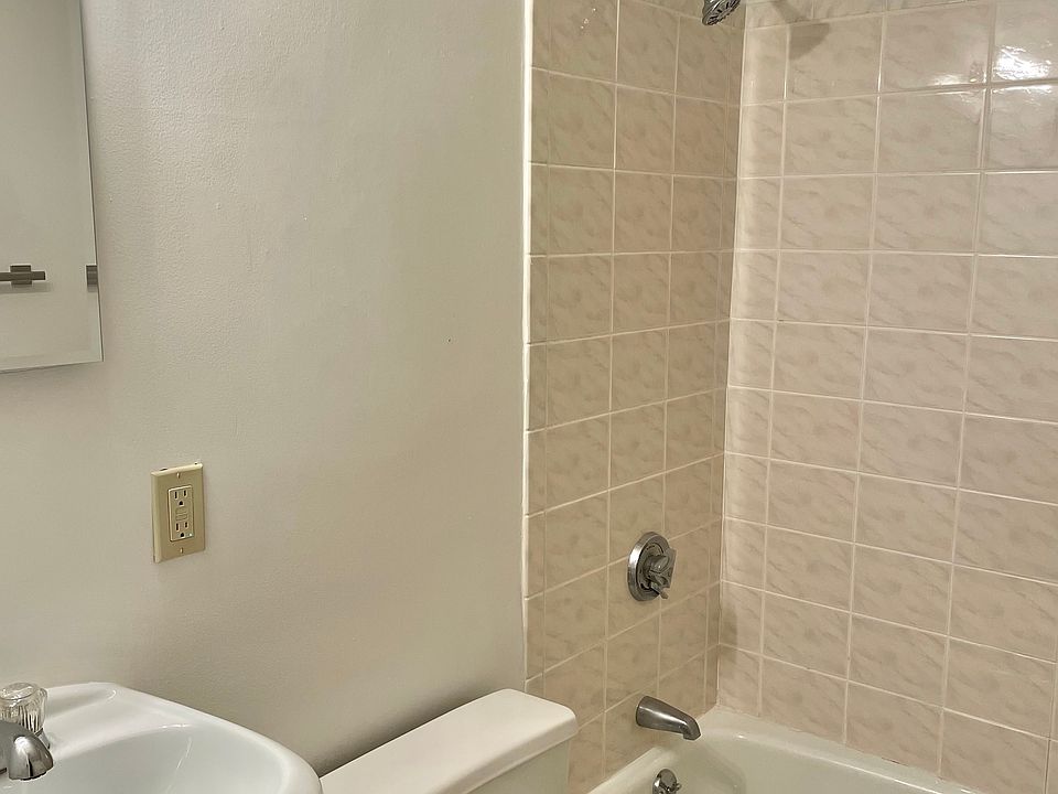 2nd image of 272 Newbury St APT 2