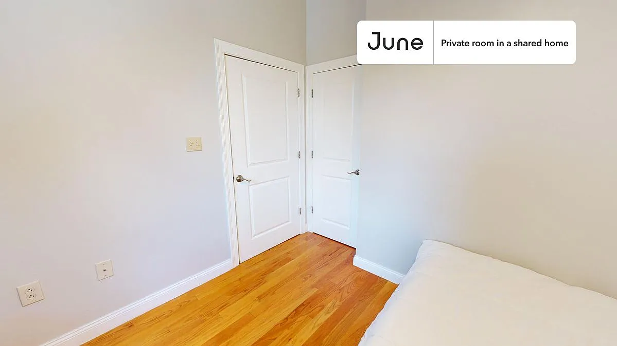 Queen bedroom in 5 bed/2.5 bath home in Roxbury #773 C — Photo 3