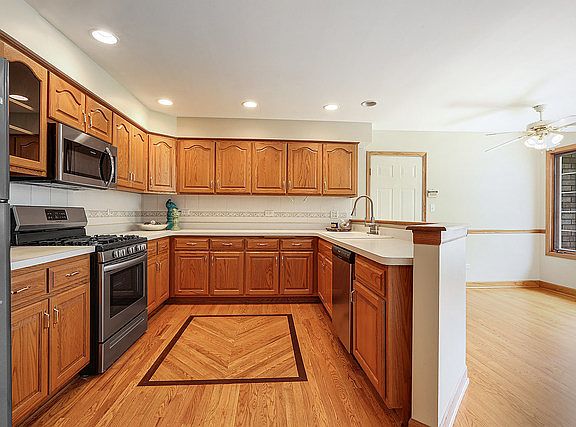 3rd image of 8815 Berkley Ct