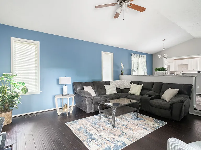 1902 Cambridge Dr — Photo 9