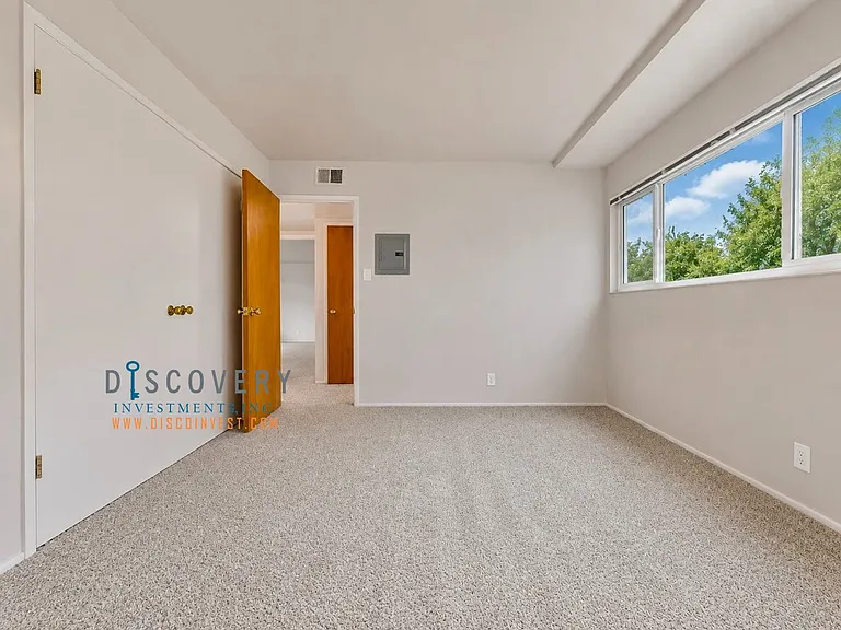 Bancroft Ave. 562 — Photo 16