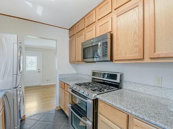 5th image of 2904 Sheldon St