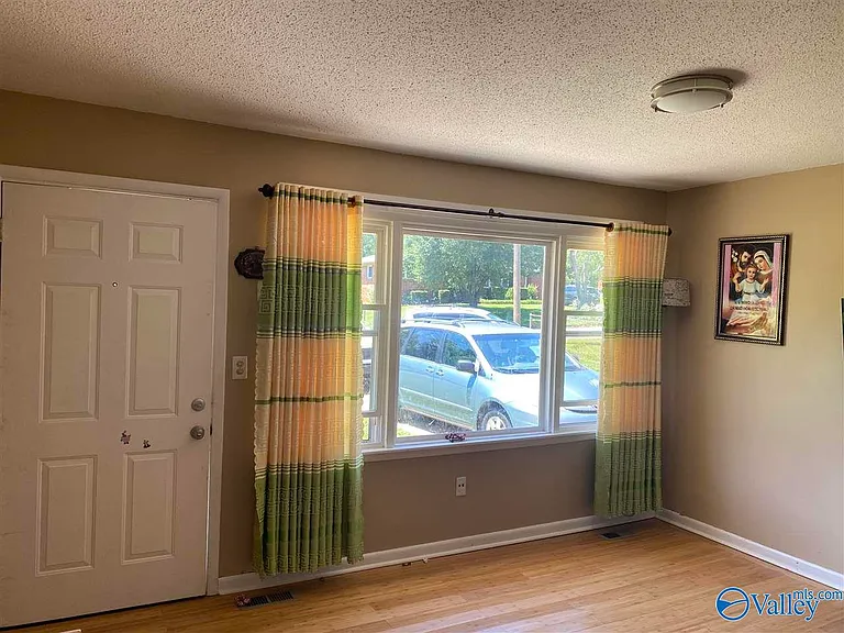 512 Clift Dr — Photo 4