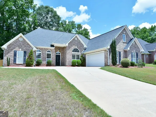 623 Shadow Wood Dr, Smiths Station, AL 36877