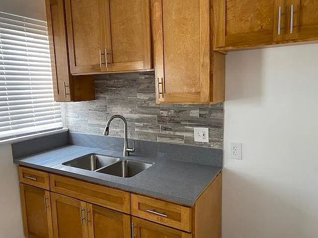 3 bed, 988 sqft, $2,700 — Photo 3