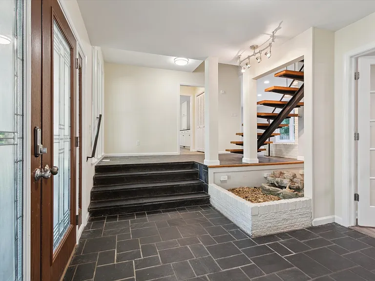 112 Leslie Dr — Photo 13