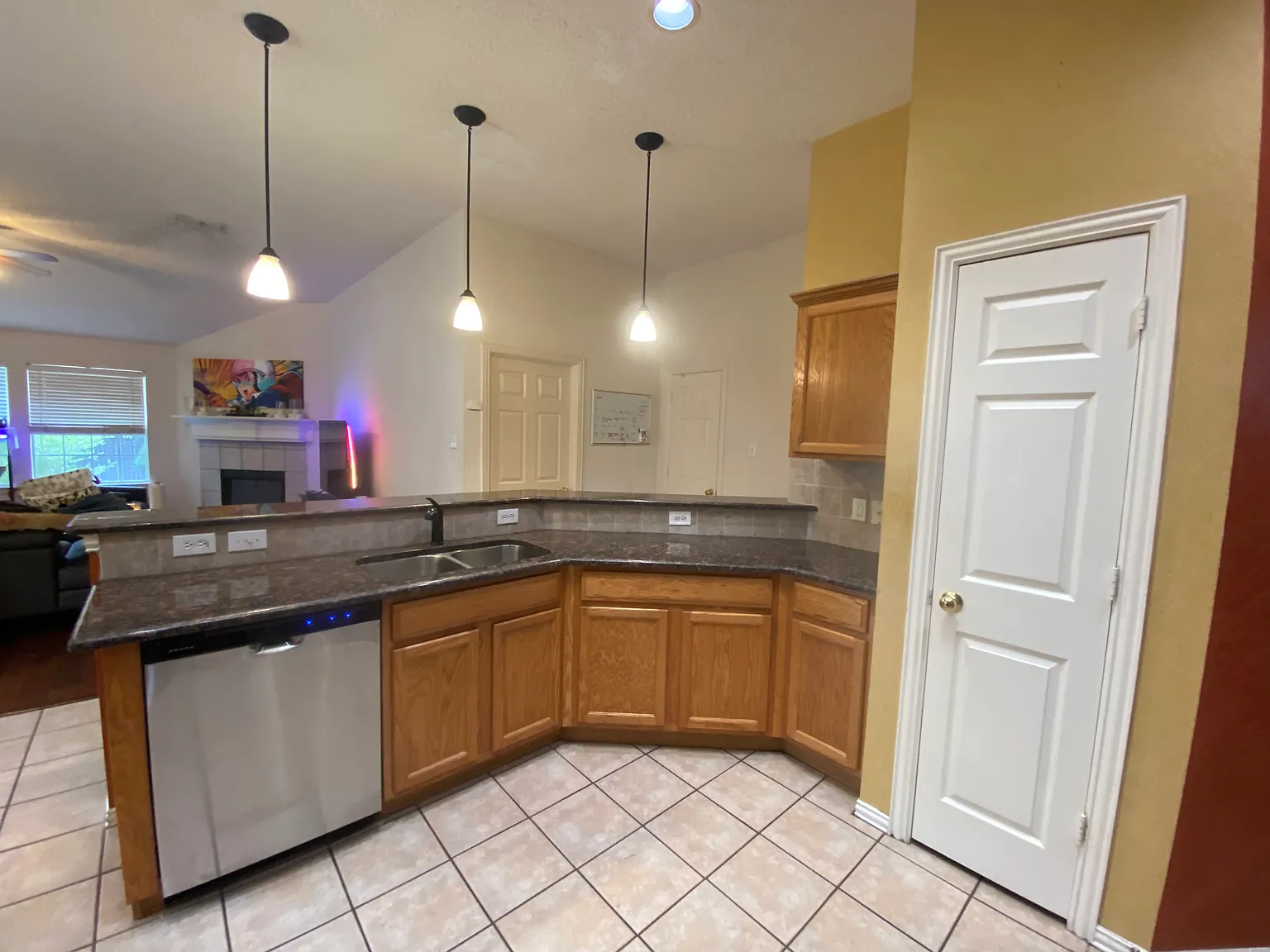 3 bed, 1994 sqft, $2,300 — Photo 2