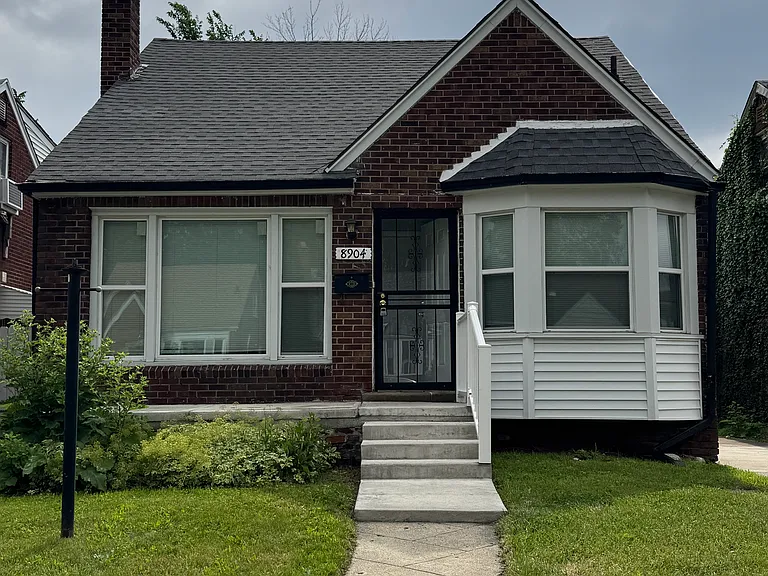 8904 Robson St — Photo 1