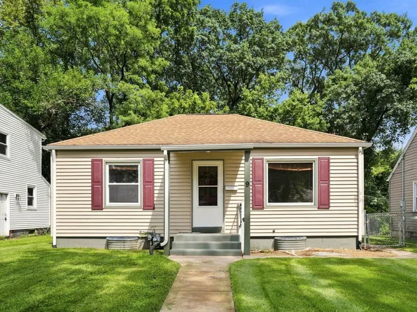 9 Blackhawk Hills Dr, Rock Island, IL 61201