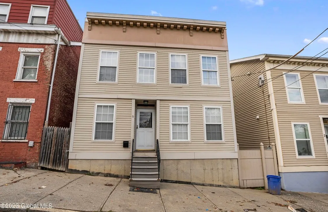 3 bed, 1.5 bath, 1250 sqft, $2,450 — Photo 1