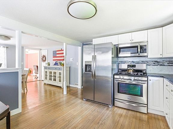 3rd image of 552 Mattakeesett St