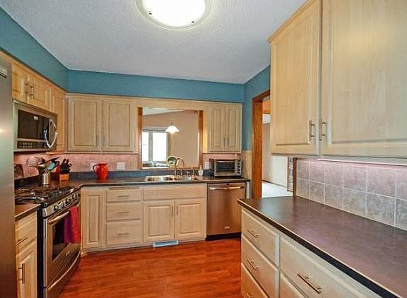 Kitchen has opening to back room