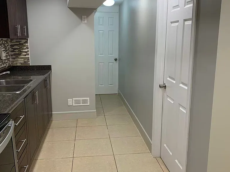 353 Lansdowne Ave #BASEMENT — Photo 6