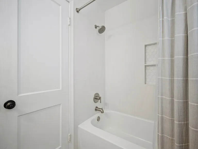 724 Yorkshire Dr — Photo 3