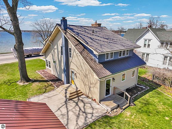 3rd image of 407 S Lakeshore Dr