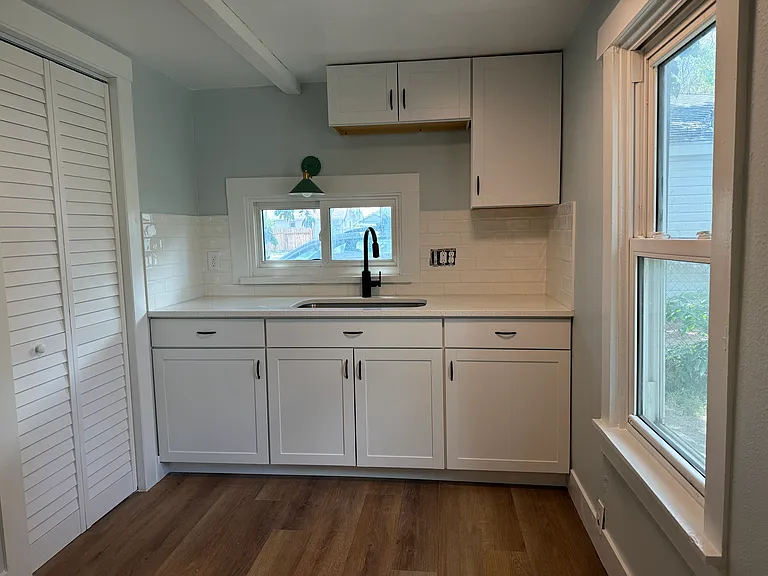 716 Capitol Ave — Photo 2
