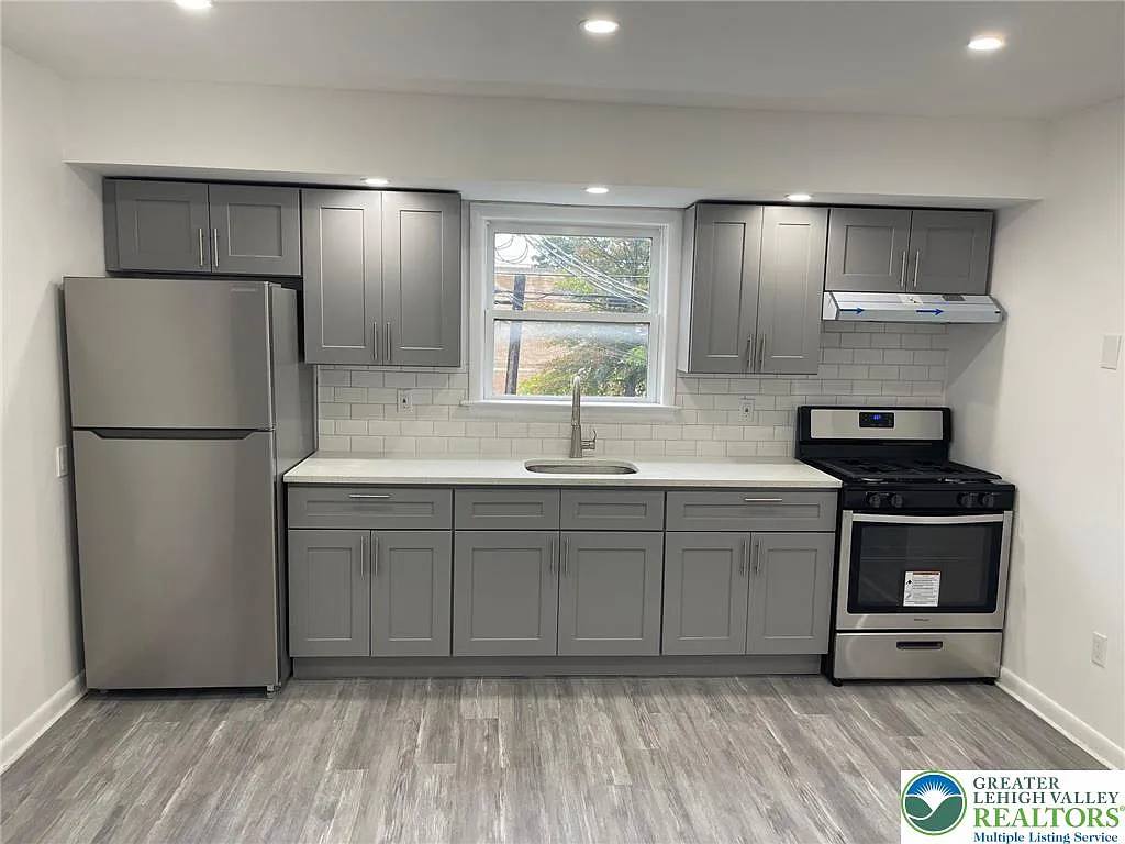 Building Photo - 2250 Butler St #6