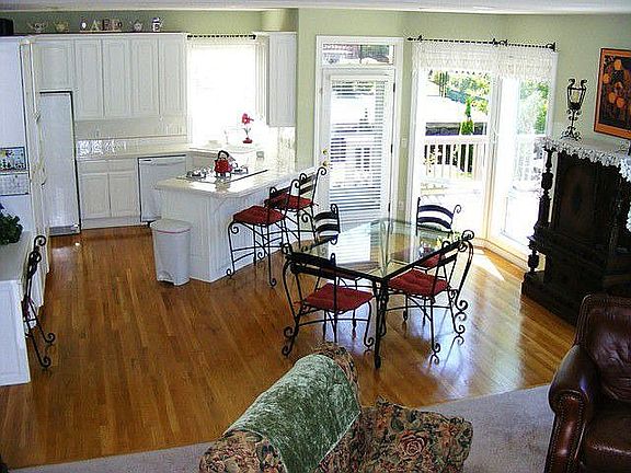 Kitchen and Eat in Area.