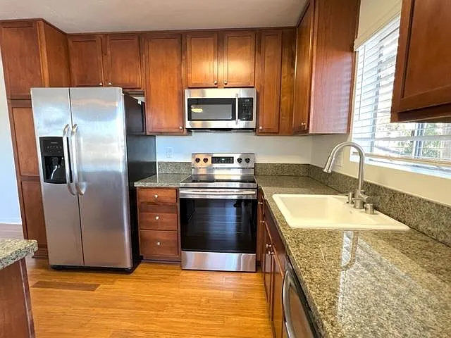 Building Photo - 2015 Robinson Ave #3