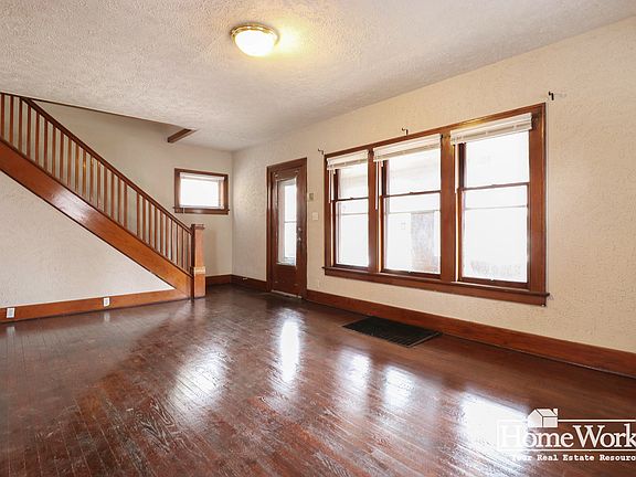 3rd image of 1110 W Jefferson Blvd