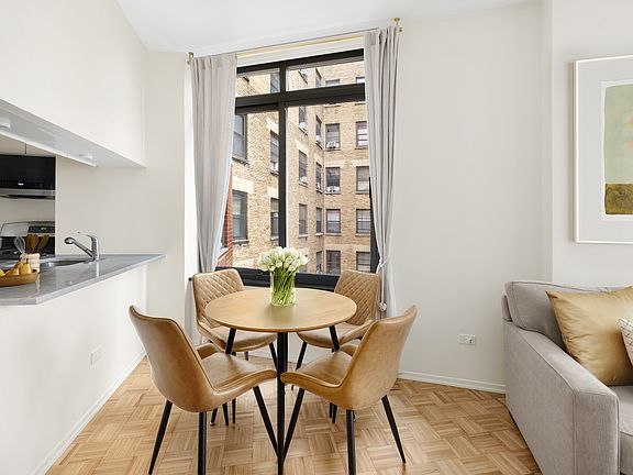 4th image of 155 W 70th St Unit Penthouse 1g