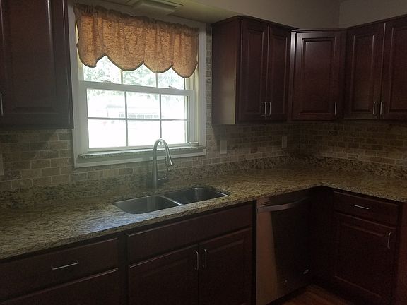 5th image of 558 Cherry Valley Dr
