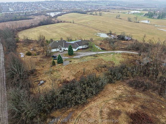 3rd image of 1315 Parkhill Rd W