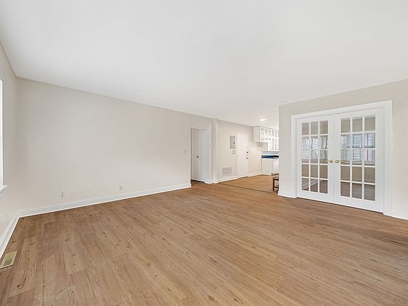 5th image of 198 Lake Shore Rd APT 2