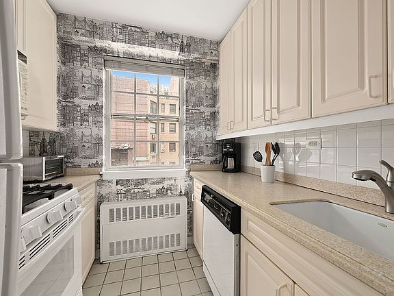 5th image of 123 E 75th St APT 8G