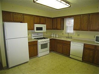 4th image of 947 Sturbridge Dr #136
