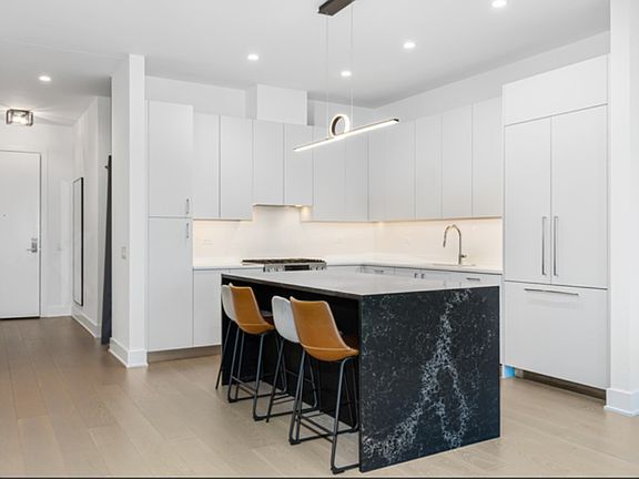 2nd image of 1701 W Webster Ave #605