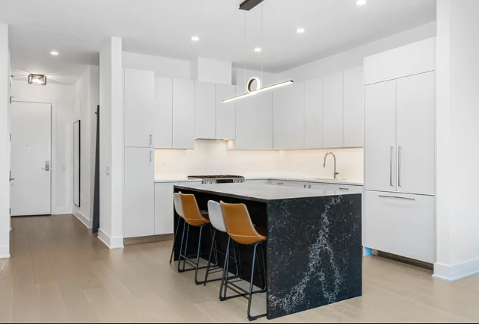 Building Photo - 1701 W Webster Ave #605