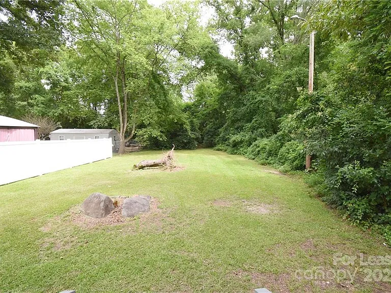 1077 Henderson St — Photo 25