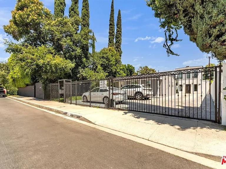 14121 Califa St — Photo 4