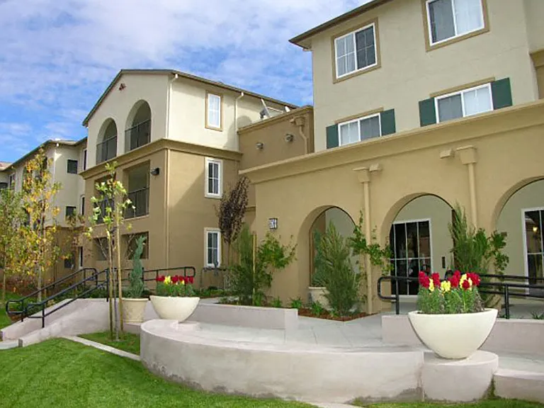 1108 Crestfield Dr — Photo 2