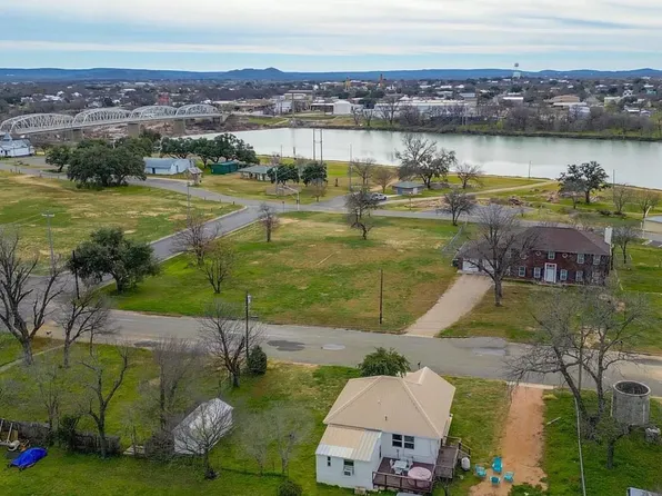 305 W Tarrant Street, Llano, TX 78643