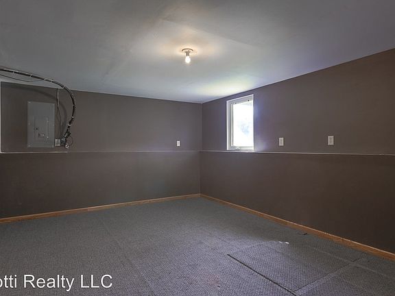 5th image of 2221 Maxine Ln