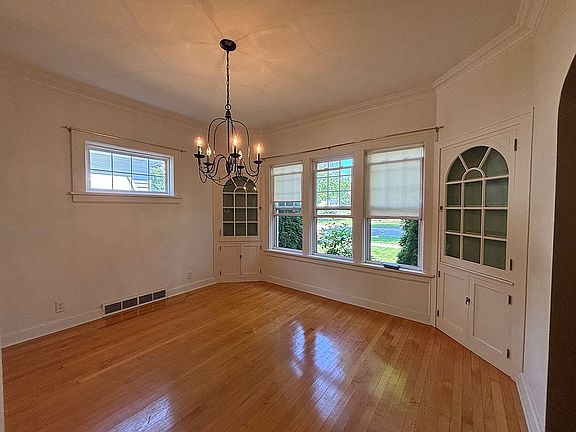 Dinning room w build ins !
